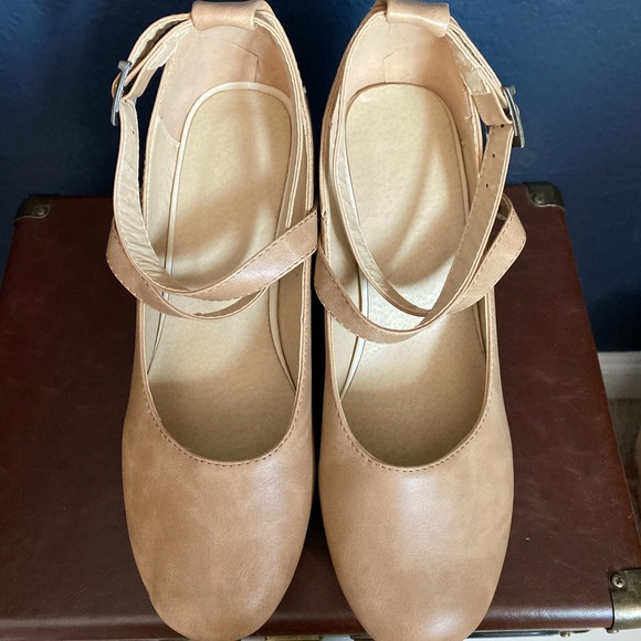 •Tan and Brown Faux Leather Wedges• - Picture 3 of 3